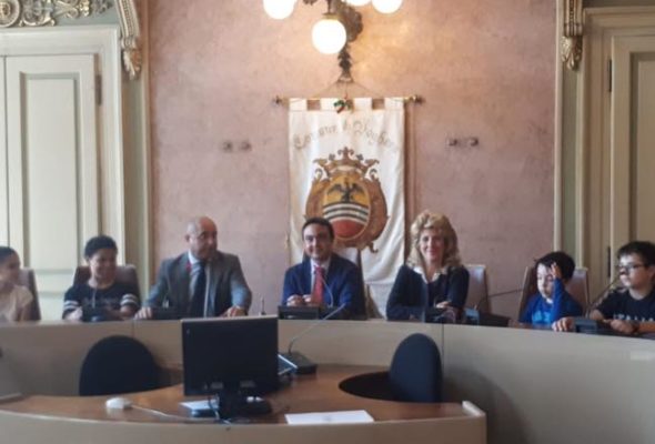 «CONSIGLIO COMUNALE DEI RAGAZZI» con gli studenti dell’Istituto Sacra Famiglia Suore Benedettine