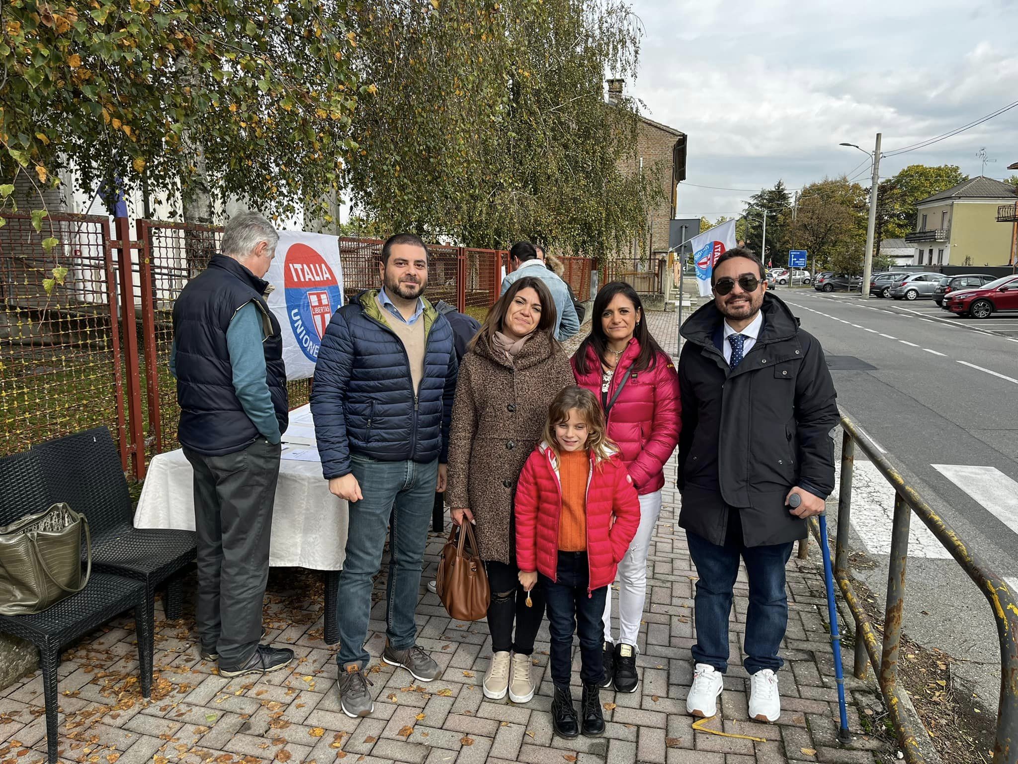 i consiglieri comunali UDC Comune di Voghera Nicola Affronti e Antonio Califano al banchetto con alcune mamme promotrici della petizione